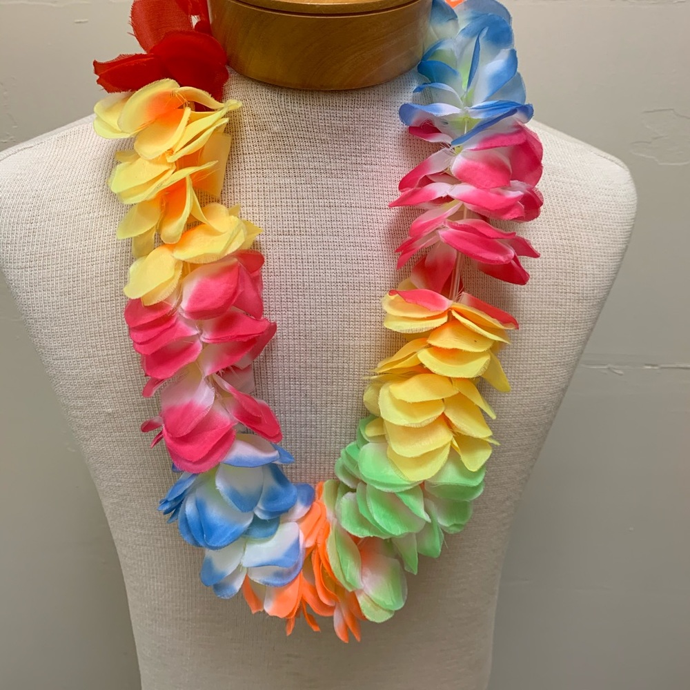 4 PIECES Party Accessories!